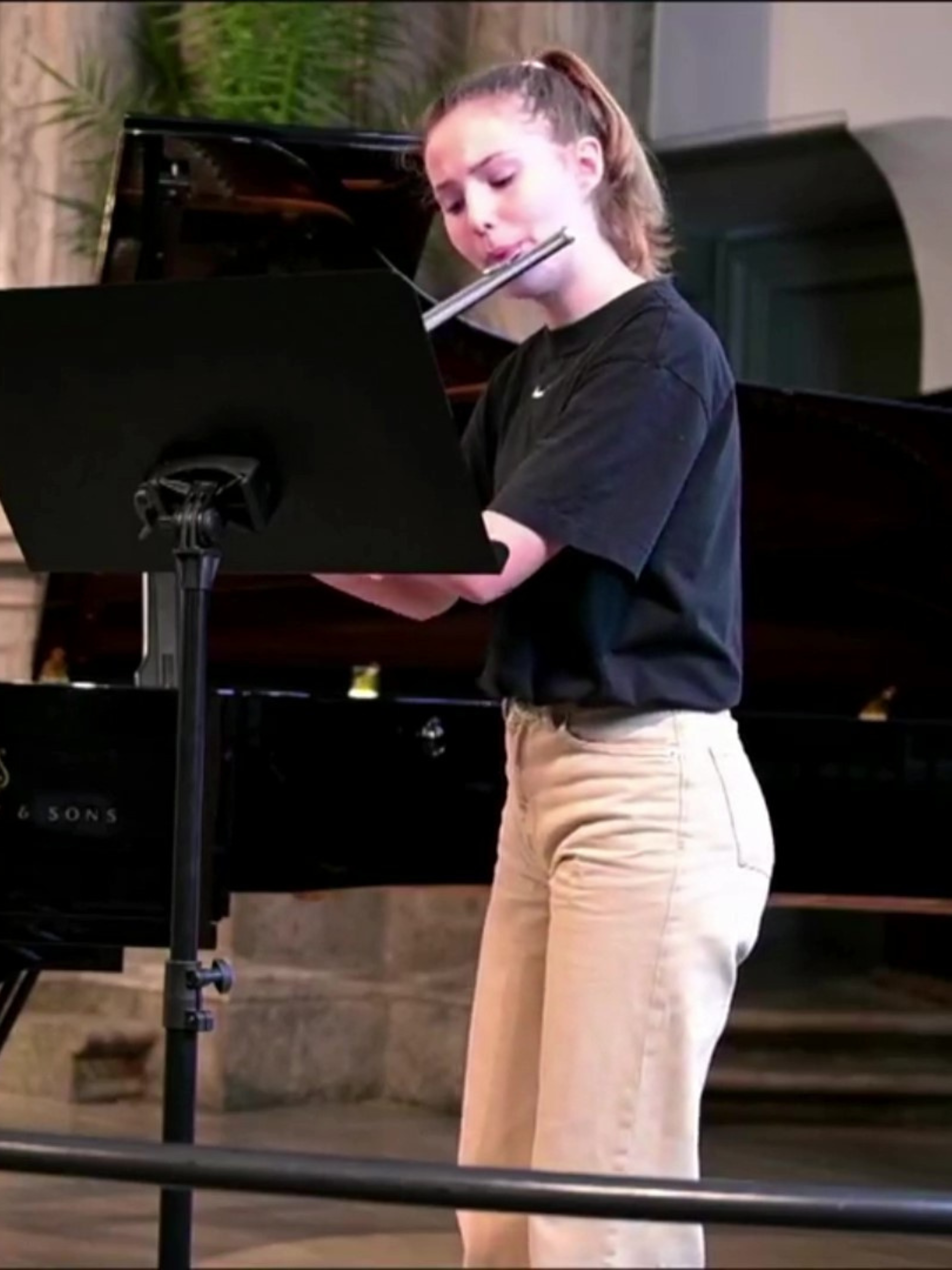 Otilia Zielke Johannsen spiller fløjte i kirken